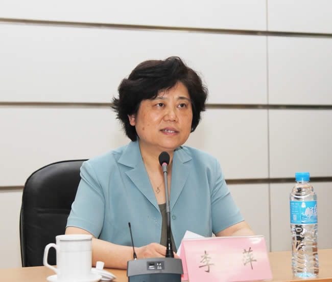 集團公司黨委副書記、紀委書記李萍主持講座