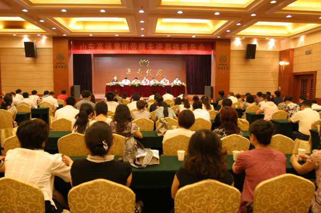 宣講團(tuán)成員在路橋集團(tuán)作事跡報(bào)告