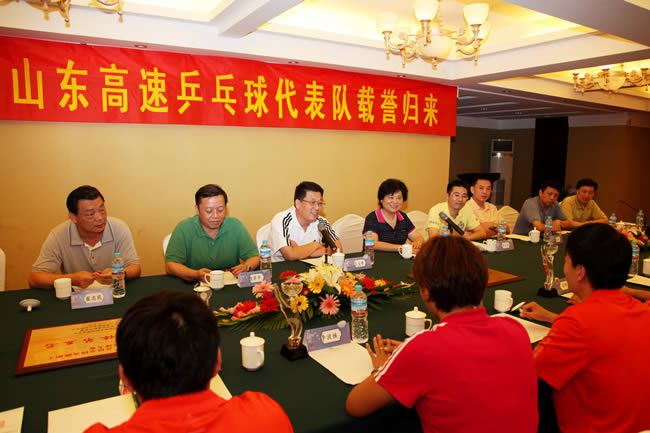 集團(tuán)公司總經(jīng)理王玉君，黨委副書記、紀(jì)委書記、工會(huì)主席李萍，總經(jīng)理助理張京平等領(lǐng)導(dǎo)與載譽(yù)歸來的運(yùn)動(dòng)員們座談