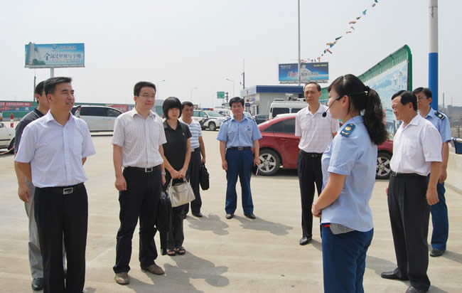 省國資委企業(yè)領(lǐng)導(dǎo)人員管理處副處長葉建軍一行在濟南北收費站檢查指導(dǎo)
