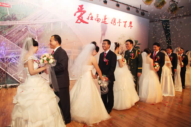 參加婚禮的新人沉浸在幸福中