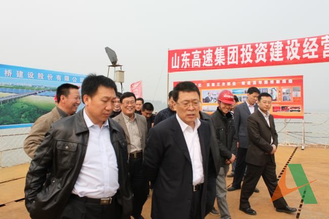 王玉君總經(jīng)理到樂自高速公路工程建設(shè)一線視察