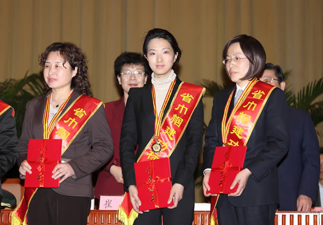 集團公司禮梅、鄧偉偉、唐芳等3名同志被授予山東省“巾幗建功標兵”、“三八紅旗手”榮譽稱號