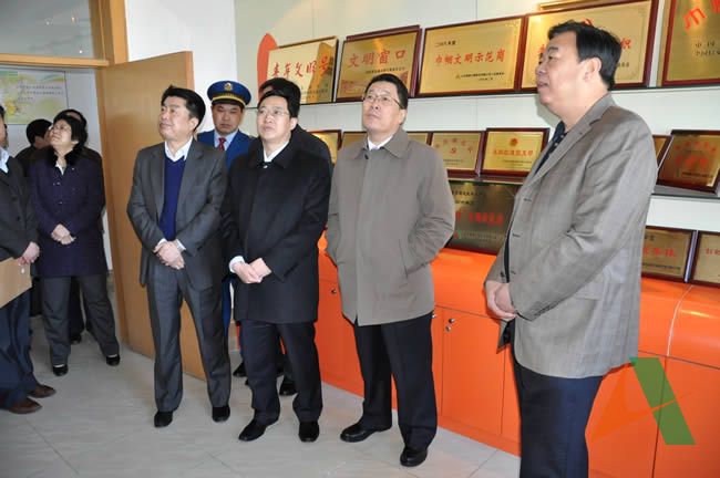 集團公司總經理王玉君（右二）陪同省國資委主任譚成義（右一），省國資委黨委副書記孔凡太（右四），省委組織部副巡視員于洪亮（右三）在集團濟南機場收費站參觀指導創先爭優工作