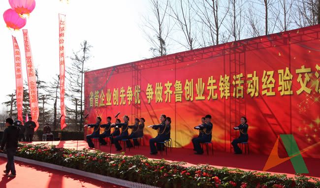 集團公司濟南機場收費站員工進行微笑服務形象展示