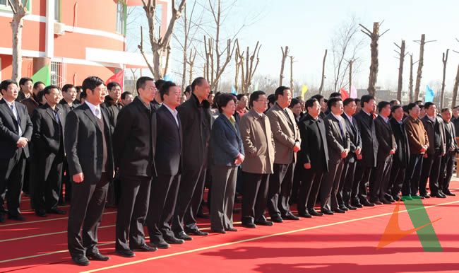 參加會議的領導和代表觀看機場收費站收費員微笑服務形象展示