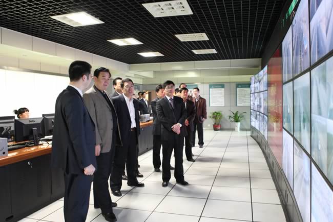 省國資委主任譚成義在集團公司王玉君總經理及高速股份領導陪同下參觀高速股份信息管理中心
