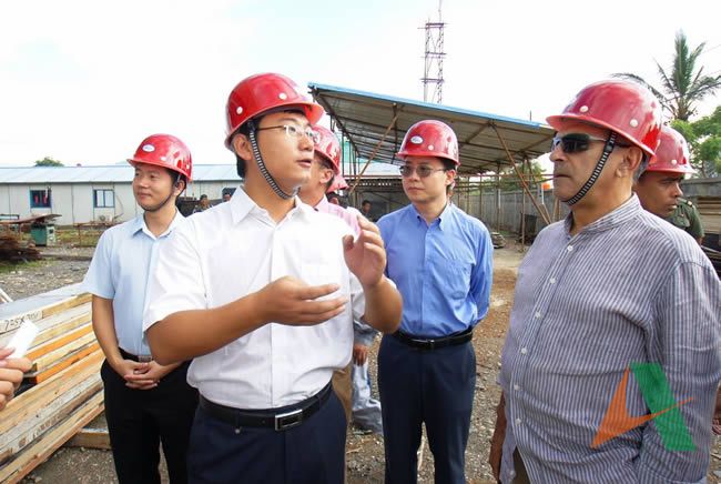 東帝汶公司副經(jīng)理白建民向總統(tǒng)介紹工作情況