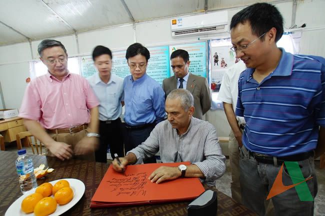 總統(tǒng)先生現(xiàn)場(chǎng)題詞