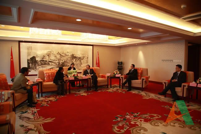 集團副總經理張京平會見大使