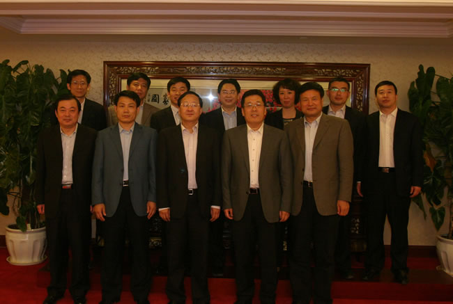 王玉君總經理、孫富軍副總經理與來訪的中國銀行客人合影留念