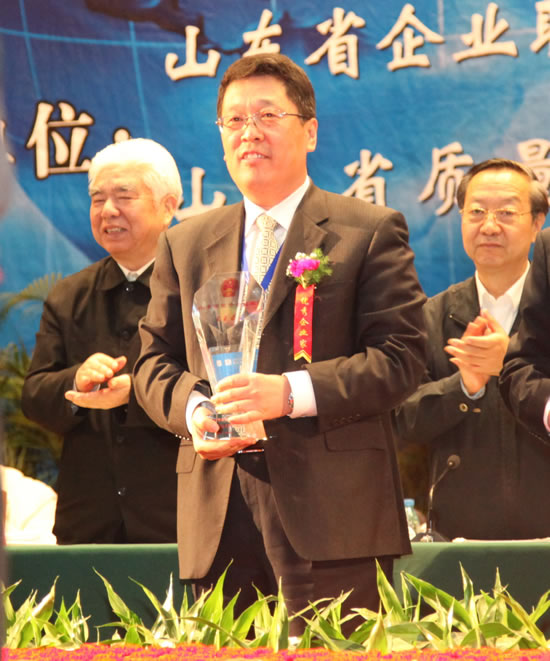 王玉君總經理上臺領獎