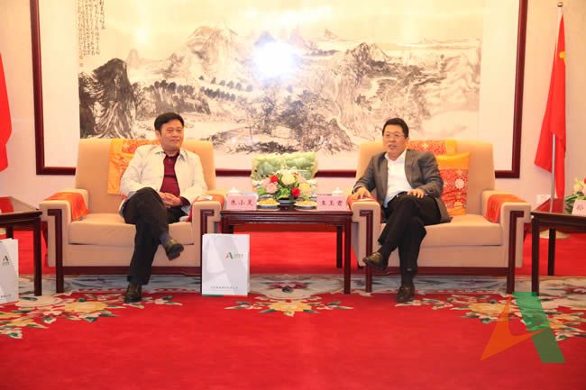 5月10日下午,王玉君總經理會見廣東省人大常委、董事長、黨委書記朱小靈一行