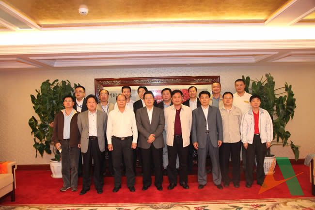 王玉君總經理,孫富軍副總經理、艾貽忠總經理助理與來訪客人合影留念