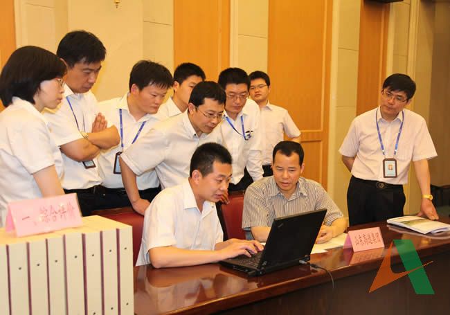 內(nèi)業(yè)組在檢查集團公司養(yǎng)護管理資料