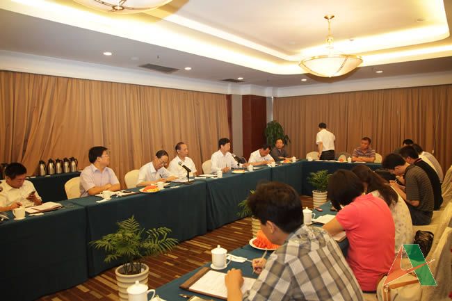 媒體記者就大橋建設、創新成果、體系保障等方面進行專題采訪