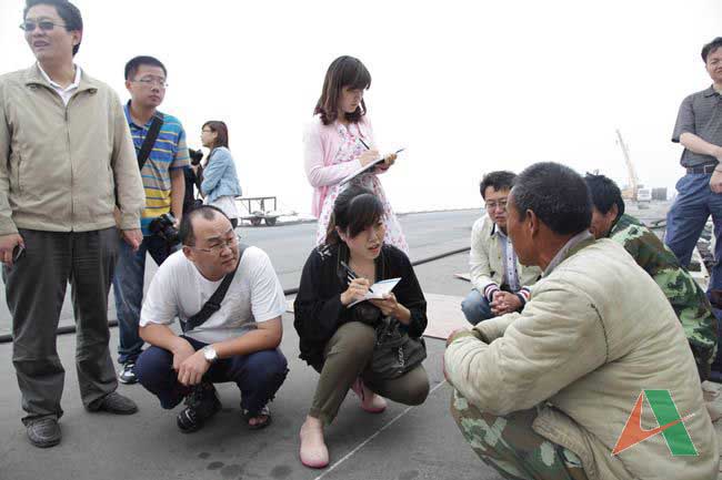 媒體記者在大橋現場采訪一線參建人員