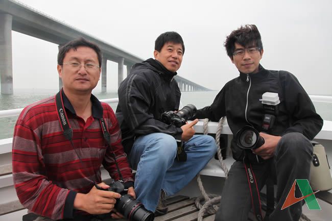采訪團乘船拍攝大橋