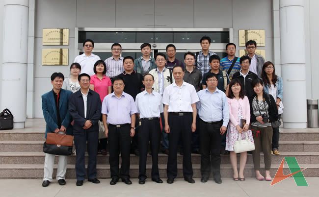 采訪團記者合影留念