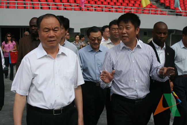 中央政治局委員、政法委副書記王樂泉同志在中國駐巴哈馬大使胡山和巴哈馬青年體育部長梅納德及山東高速齊魯建設集團公司總經理李占辰同志陪同下視察援巴哈馬國家體育場項目