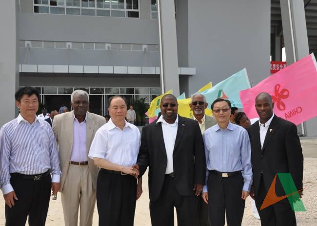 王樂泉同志與中國駐巴哈馬大使胡山和巴哈馬青年體育部長梅納德以及山東高速齊魯建設集團公司總經理李占辰同志合影留念