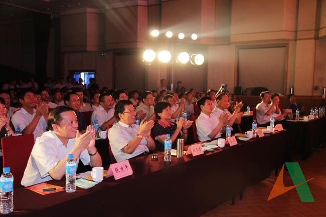 集團(tuán)公司領(lǐng)導(dǎo)正在觀看比賽