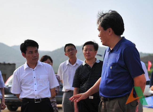 孫富軍副總經理陪同交通部安全生產督察組實地察看煙海路施工現場