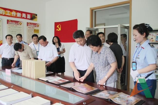 集團(tuán)黨委副書記李萍陪同檢查組在機(jī)場收費站檢查