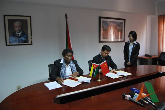 我駐莫桑比克使館經濟商務參贊處參贊劉曉暉與莫桑比克教育部部長常務秘書Maria de Fatima Zacarias女士在交接證書上簽