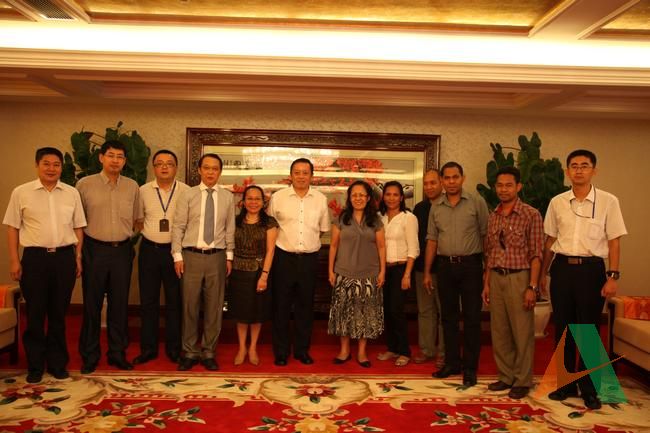 集團公司副總經理張京平與到訪客人合影留念