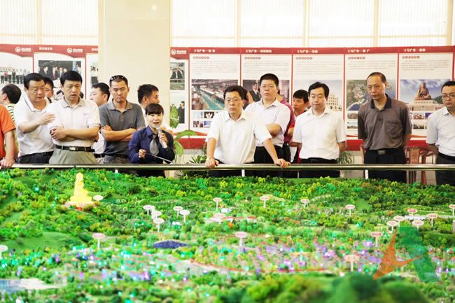 王玉君總經理帶領集團高管人員參觀南山集團沙盤，聽取南山集團發展介紹