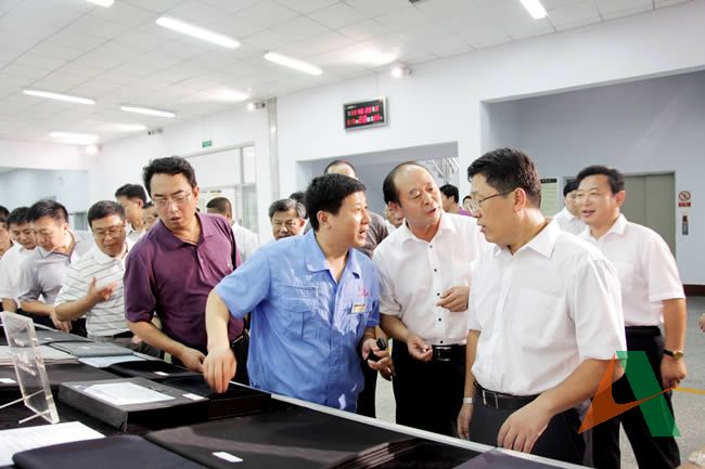 參觀南山集團生產的紡織品