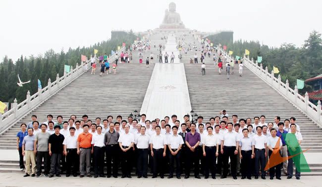 參觀人員在南山大佛前合影留念