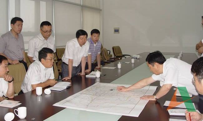 河南省發(fā)改委副主任裴志揚向集團公司王總一行介紹河南省鐵路規(guī)劃情況