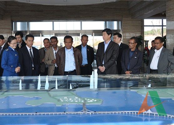東帝汶國民議會(huì)議長費(fèi)爾南多?拉馬薩先生參觀山東高速膠州灣大橋紅島展廳
