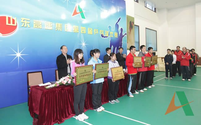 領導為獲獎單位頒獎