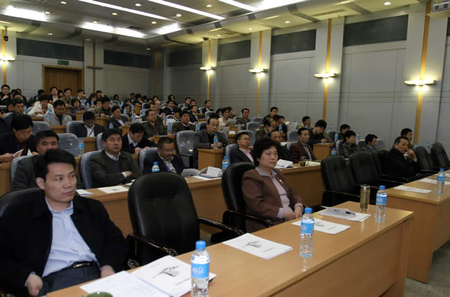 集團(tuán)公司副總經(jīng)理馬驥(前排右)、孫富軍(前排左)參加培訓(xùn)講座