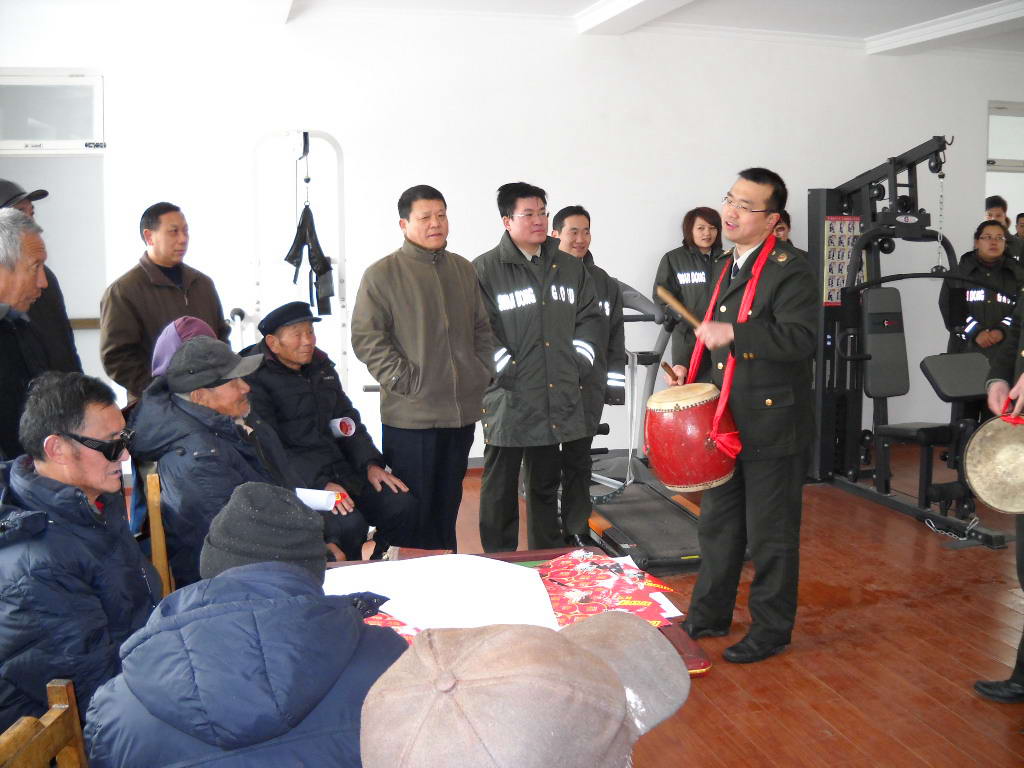 給老人表演節目